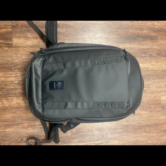 Like new Peter McKinnon X Nomatic camera bag - Picture 6 of 8